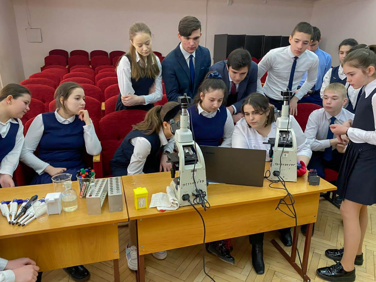 Наставники "Кванториума" провели мастер-классы по биологии для учащихся 42 школы