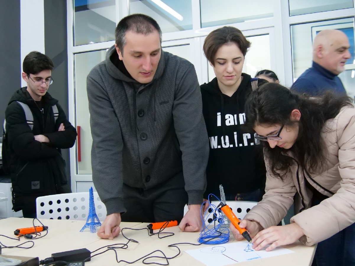 Три экскурсии для студентов СОГУ провели в детском технопарке "Кванториум-15"